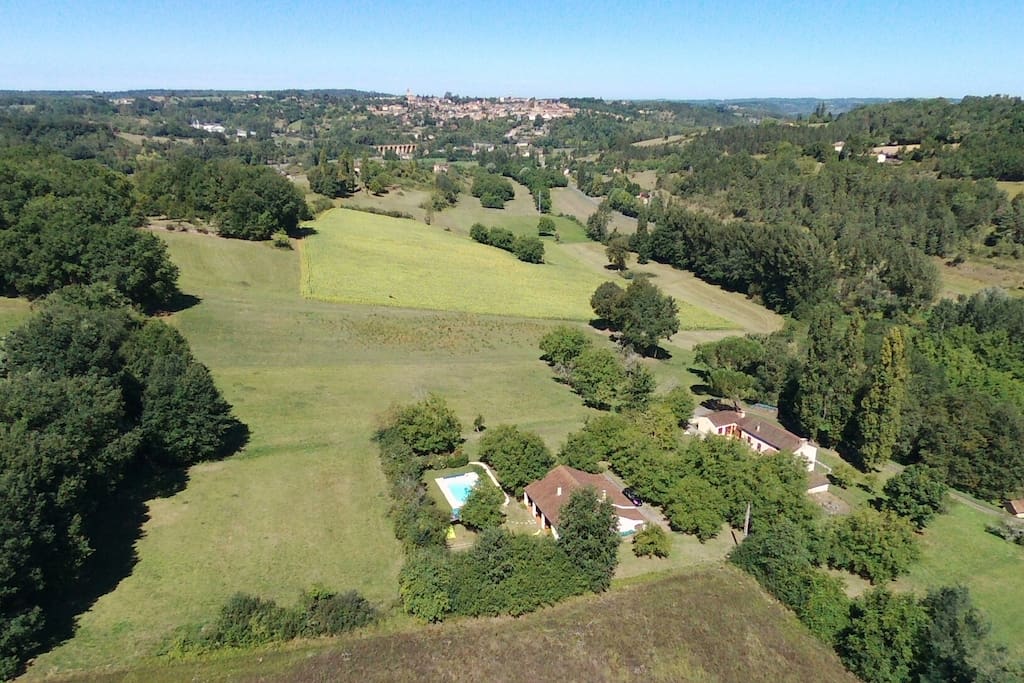 Le Chambaud vu du ciel, Belvès au loin