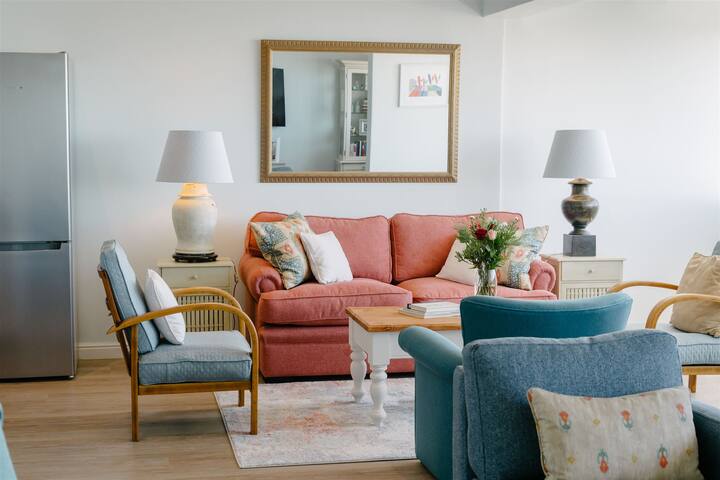 Contemporary 2.5 bedroom flat with full sea views gallery image 2