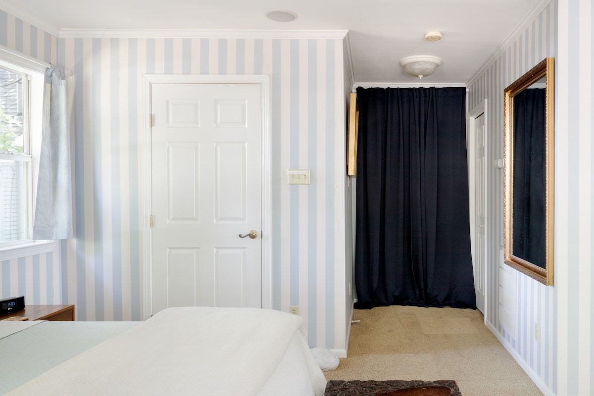 Glamorous & Private SoCo suite
