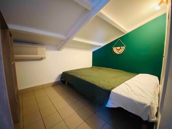 Dhoma e gjumit e dytë me ajër të kondicionuar 
me lartësi tavani të ulët