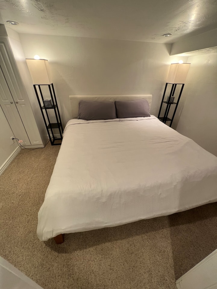 غرفة النوم الثالثة - سرير كينج (الطابق السفلي)