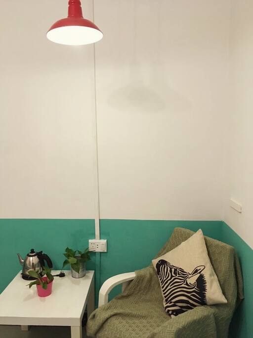 This room called Vintage. 这是一间复古风格的房间,记忆中的奶奶家,就是白色的墙,绿色的墙围,奶奶在夜晚摇晃的灯光下唠叨着家里的琐事,爷爷眯着眼睛,在躺椅上时不时的应答。温暖的灯光下,承载着最温馨的回忆。所以我们想将这份记忆深处最有爱和家的部分分享给你们。
