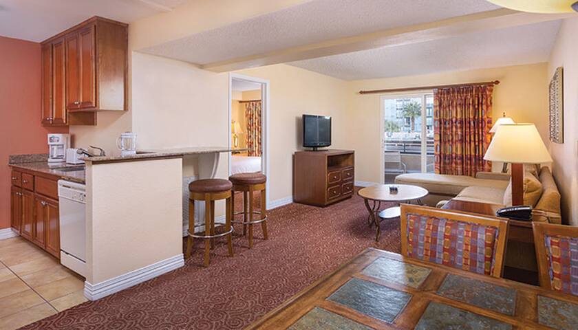 Relaxing 2br, 1.5 blocks to Strip gallery image 2