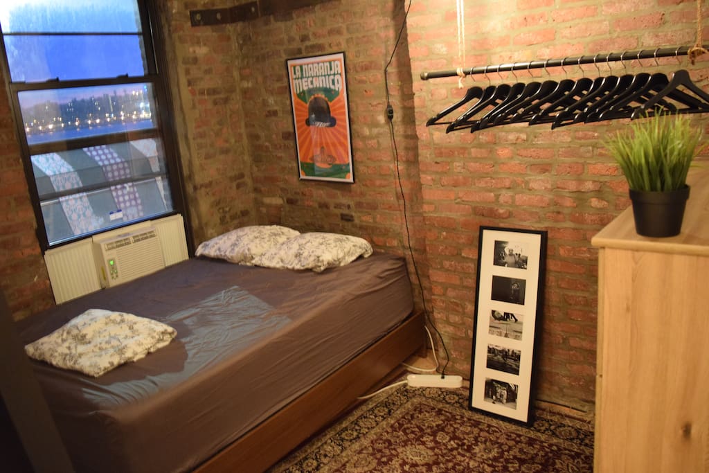 "Richie's place is straight dope, everything you need for the perfect Williamsburg experience right beside the bridge and looking over to Manhattan skyline." - Cam, May 2017