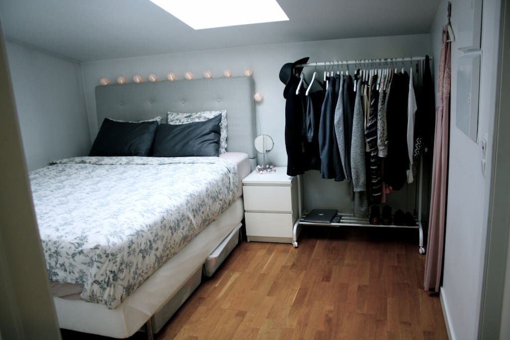 Bedroom with a very comfortable bed.