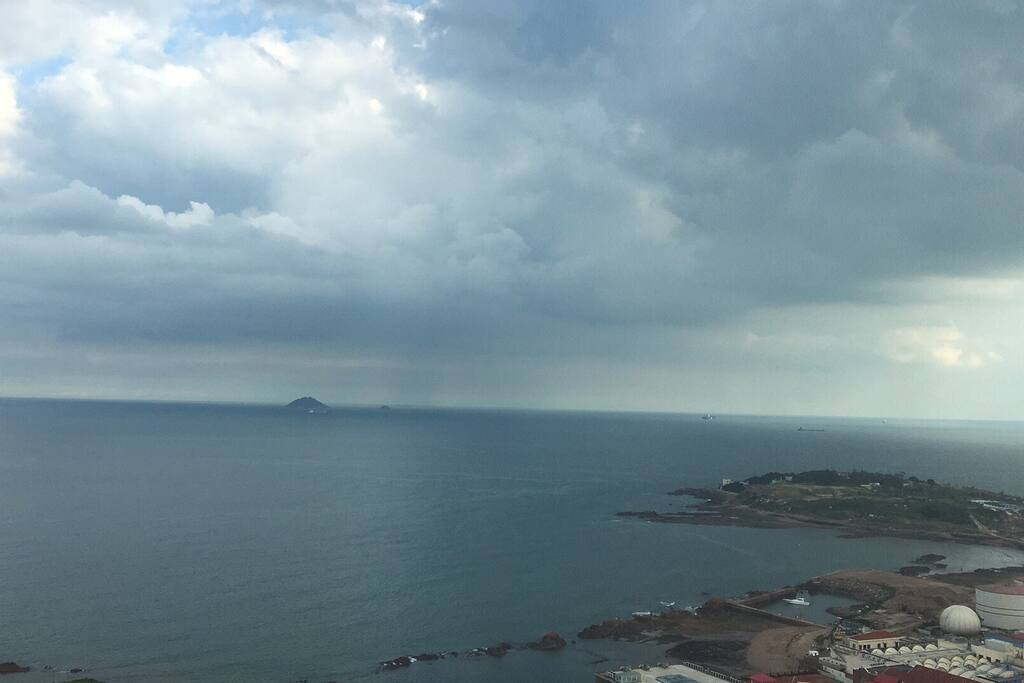 客厅落地窗外的景色