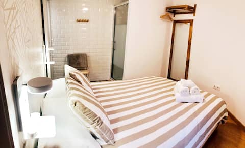 Anuncio de Airbnb popular: The Wall Hideaway en Cáceres