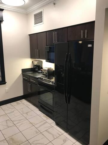 SPACIOUS 2 Bedroom Presidential Suite! gallery image 5