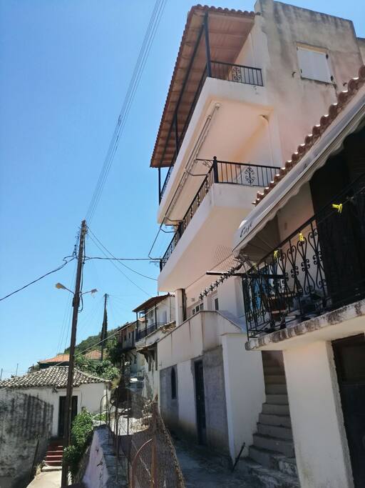 Το σπιτι από το ανεβαίνοντας τα σκαλιά!