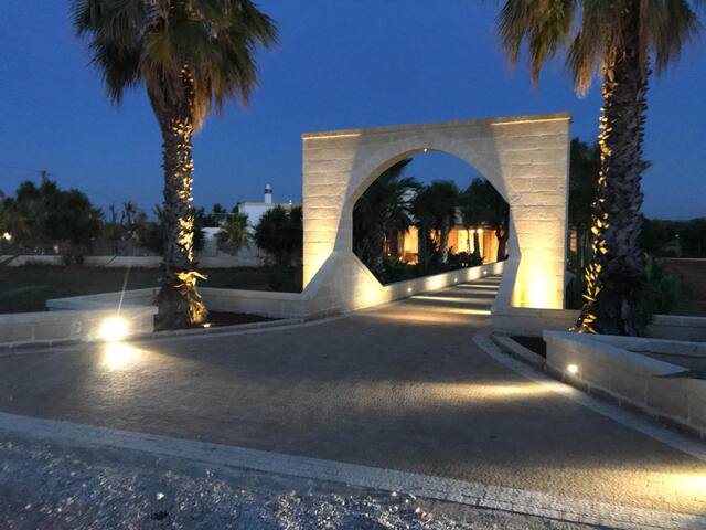 Tropical Palm Villa, green, hydro pool -sea 3km gallery image 2