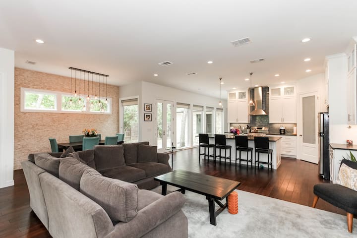 Modern & Bright Hyde Park Home – 10 min from DT!