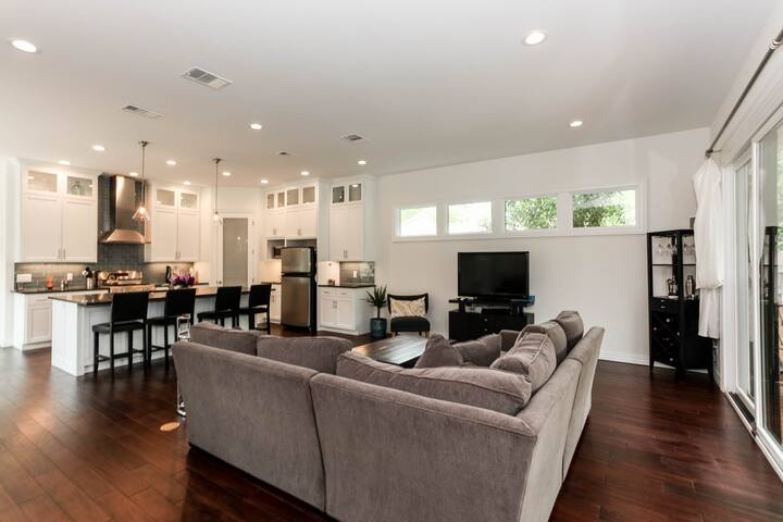 Modern & Bright Hyde Park Home – 10 min from DT! gallery image 5