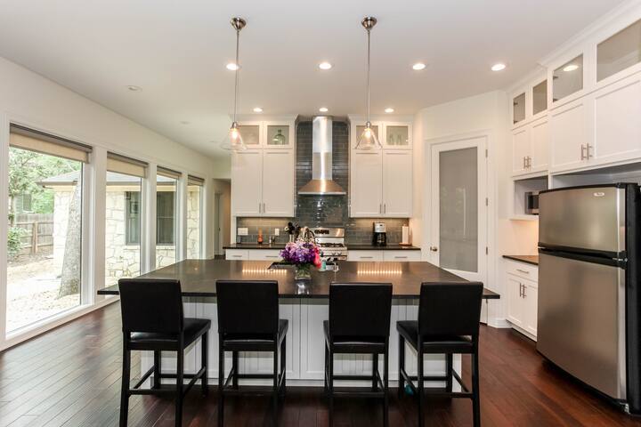 Modern & Bright Hyde Park Home – 10 min from DT! gallery image 3