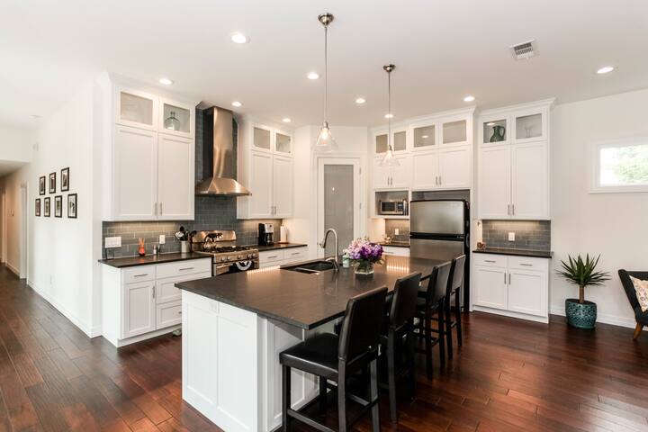 Modern & Bright Hyde Park Home – 10 min from DT! gallery image 4