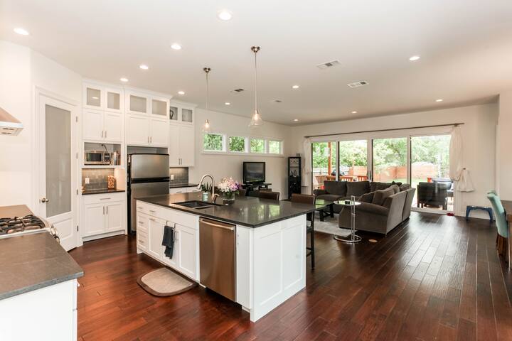 Modern & Bright Hyde Park Home – 10 min from DT! gallery image 2