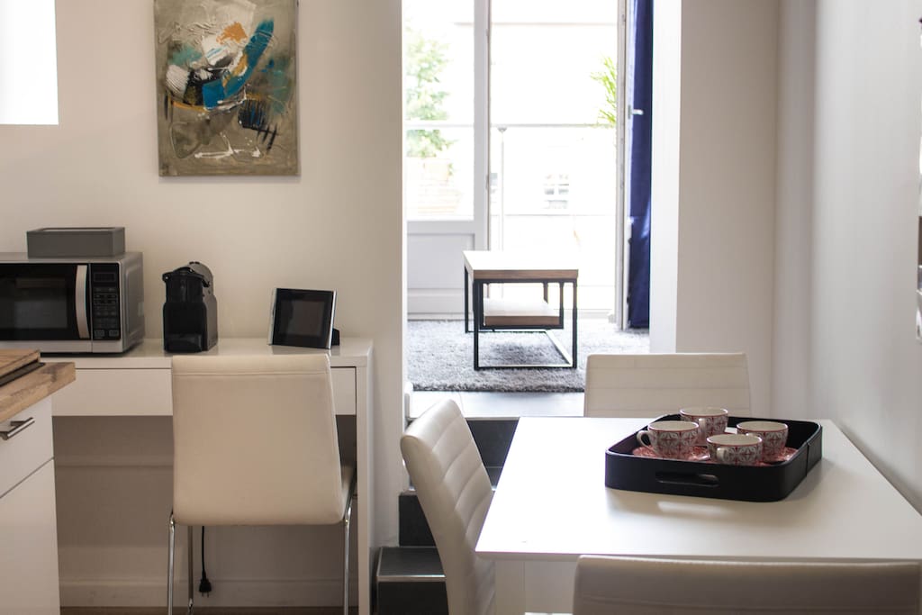 Cuisine toute équipée (Nespresso, micro-onde, plaques, frigo, bouilloire, grille pain)