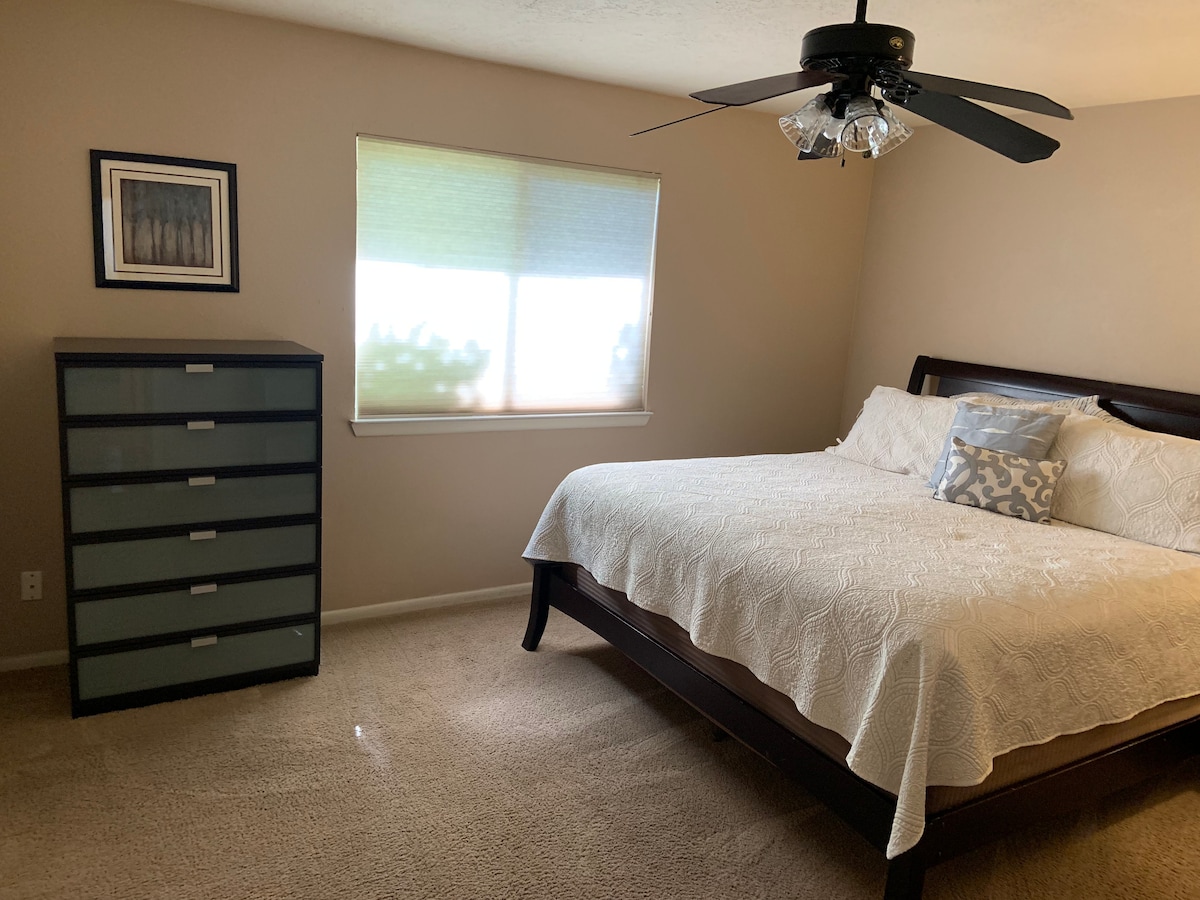 El dormitorio principal con cama tamaño king