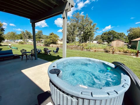 Cozy Nature Retreat • Kayaks, Hot Tub & Home Gym