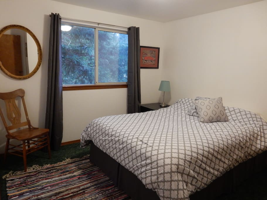 Guest room with queen bed