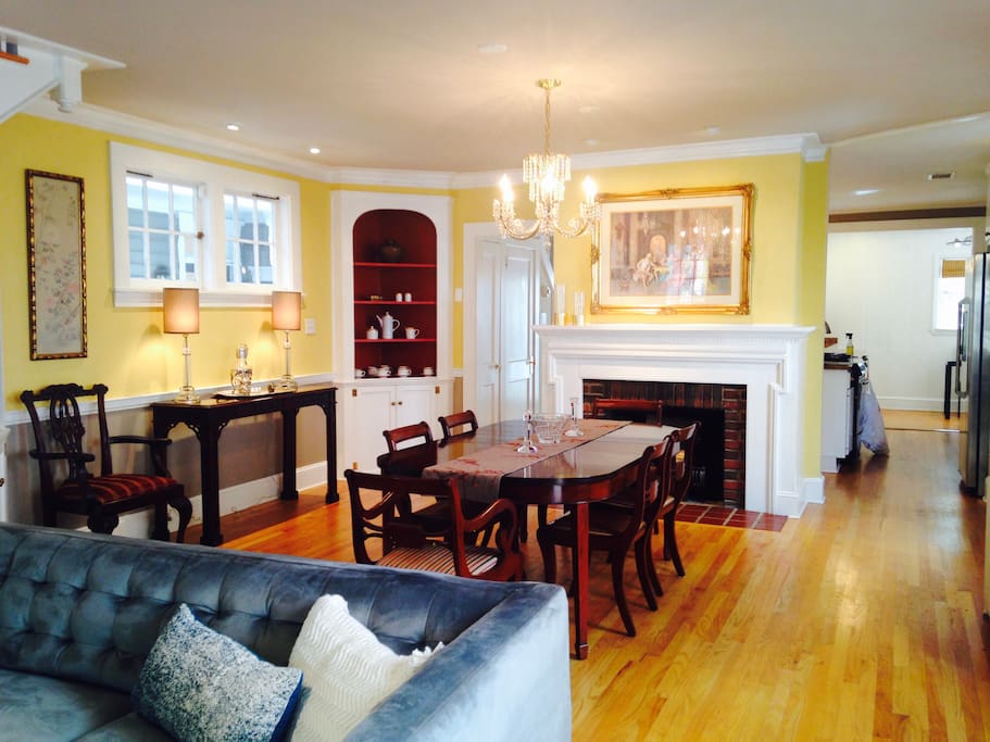 Formal dining room (table extends to seat 10)