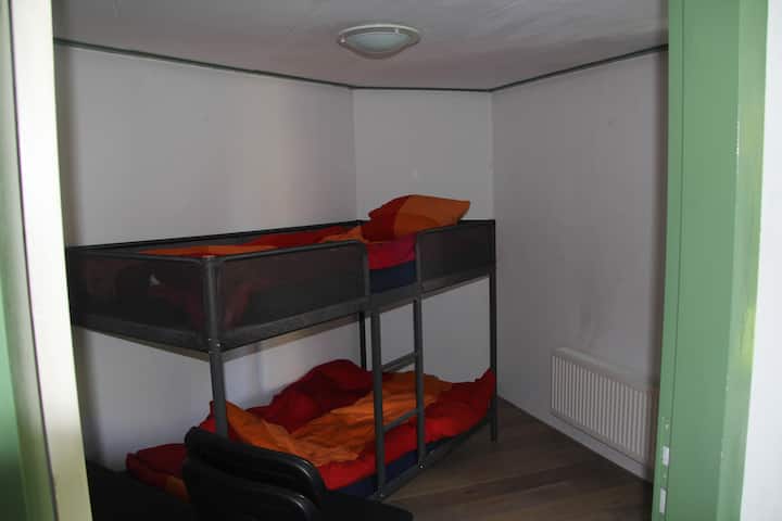 חדר שינה עם מיטת קומתיים
