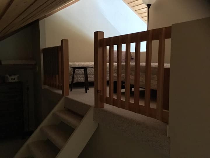 Área loft con dos camas individuales