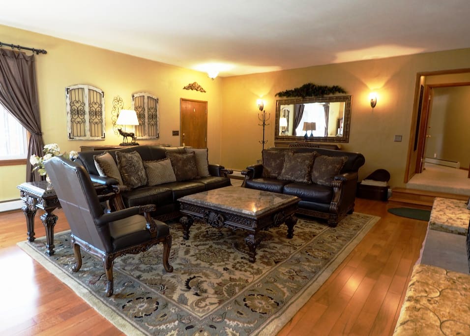 Twin Peaks Retreat - Living room with view to hall to bedrooms