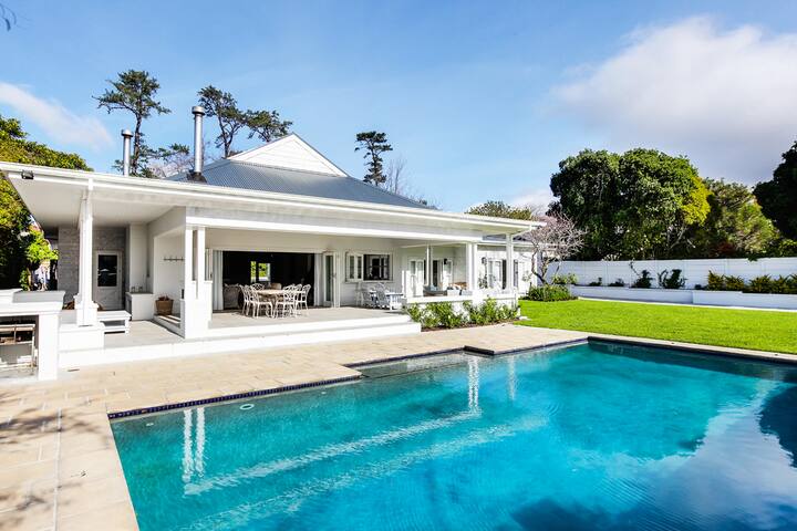 Upper Constantia Beauty with Gorgeous Views