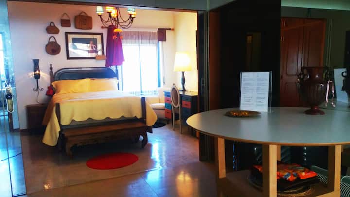 PRIMERA HABITACIÓN:  las puertas se abren a la sala de estar