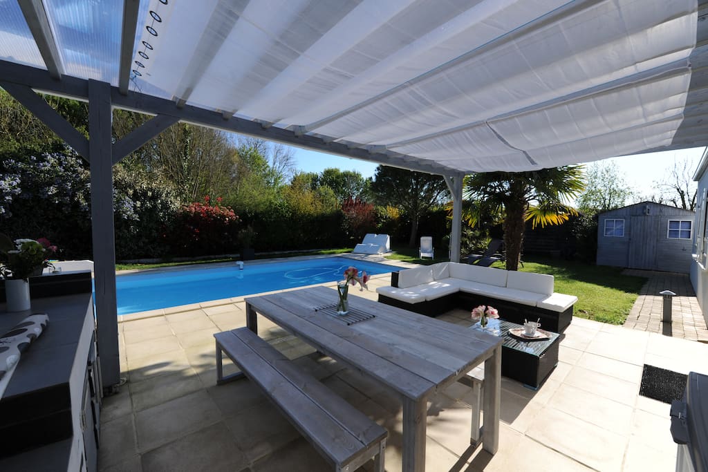 Coin repas et canapé sur la terrasse