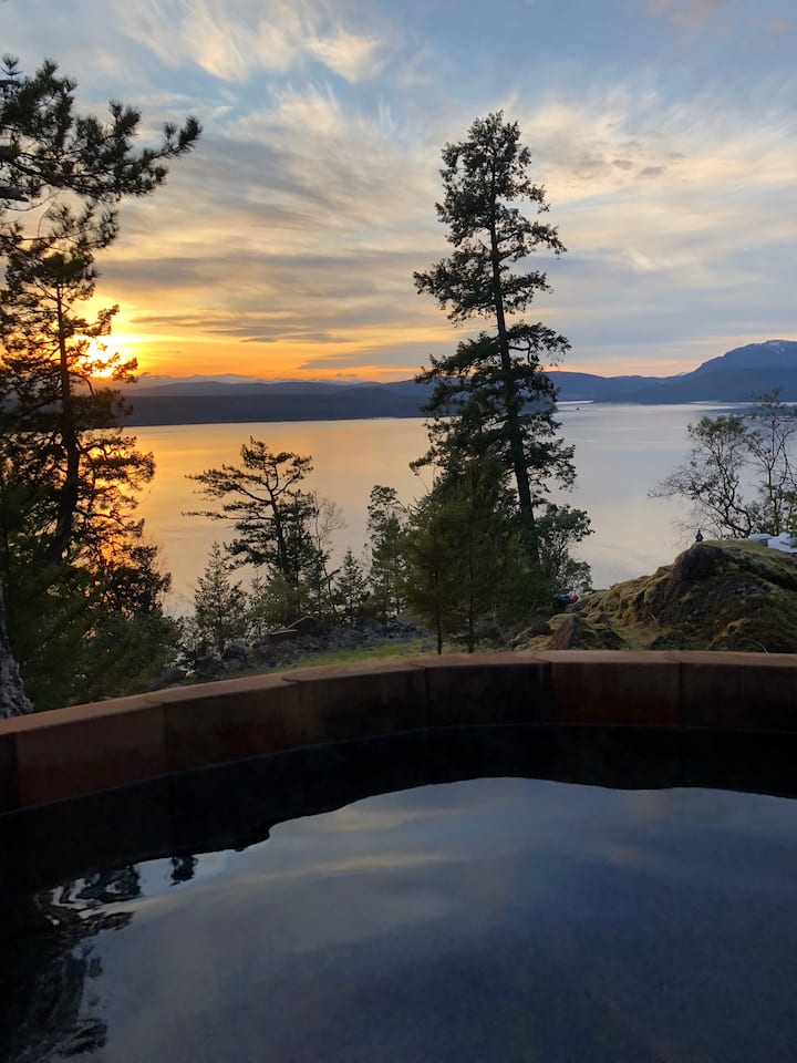 Copper Bluffs Cabin Overlooking Discovery Passage! - Campbell River