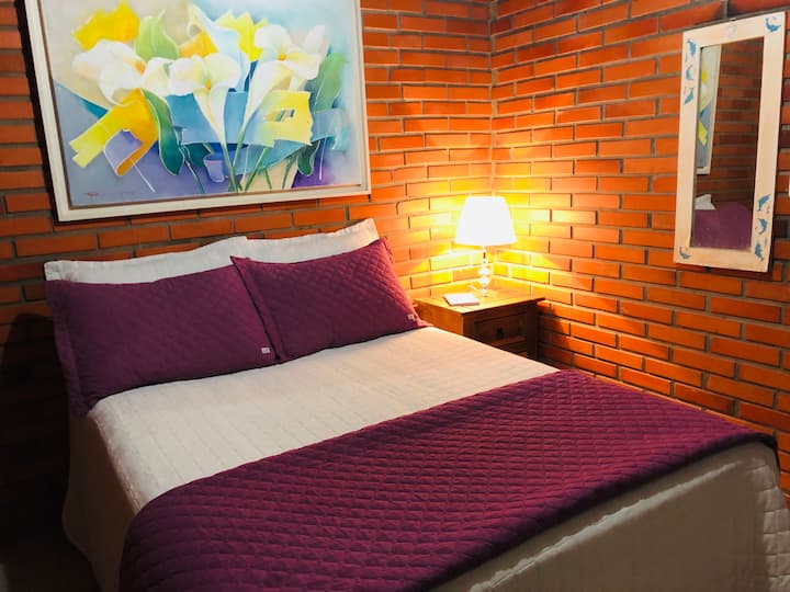 Room 4: Room attached to the ballroom, with a double bed, smart TV, ceiling fan and hot and cold air conditioning. A practical and comfortable option, ideal for those who wish to be close to the living and leisure area.