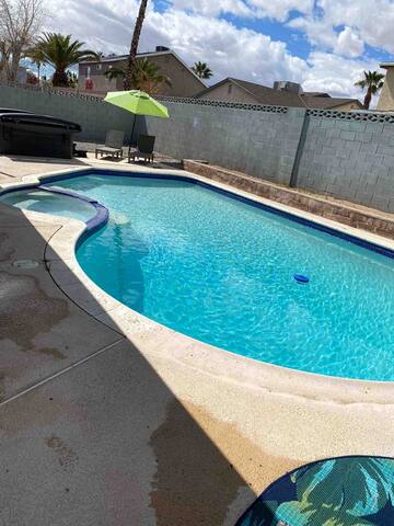 5 Bedrooms 5 miles to the Strip Pool Hot tub for gallery image 4