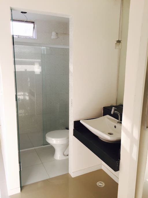 Lavabo e banheiro separados.