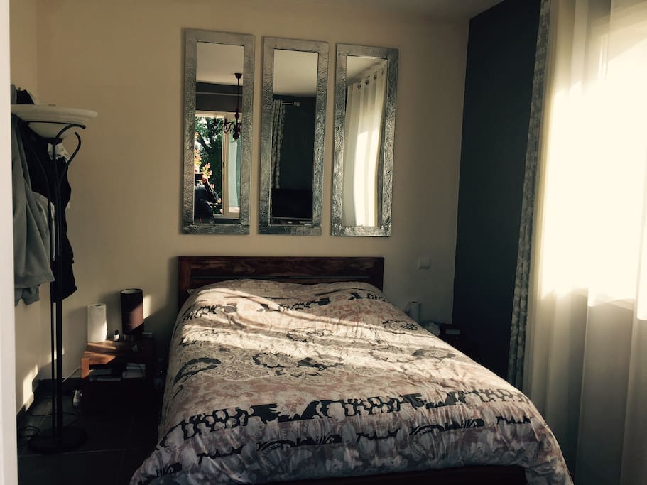 chambre lumineuse isolée du reste de la maison par un couloir et 2 portes