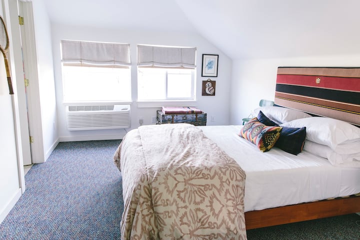 ROOM 6 : UPSTAIRS : QUEEN : RIVERVEIW