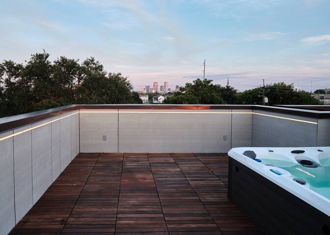 Remarkable Mid-City Dwelling gallery image 2