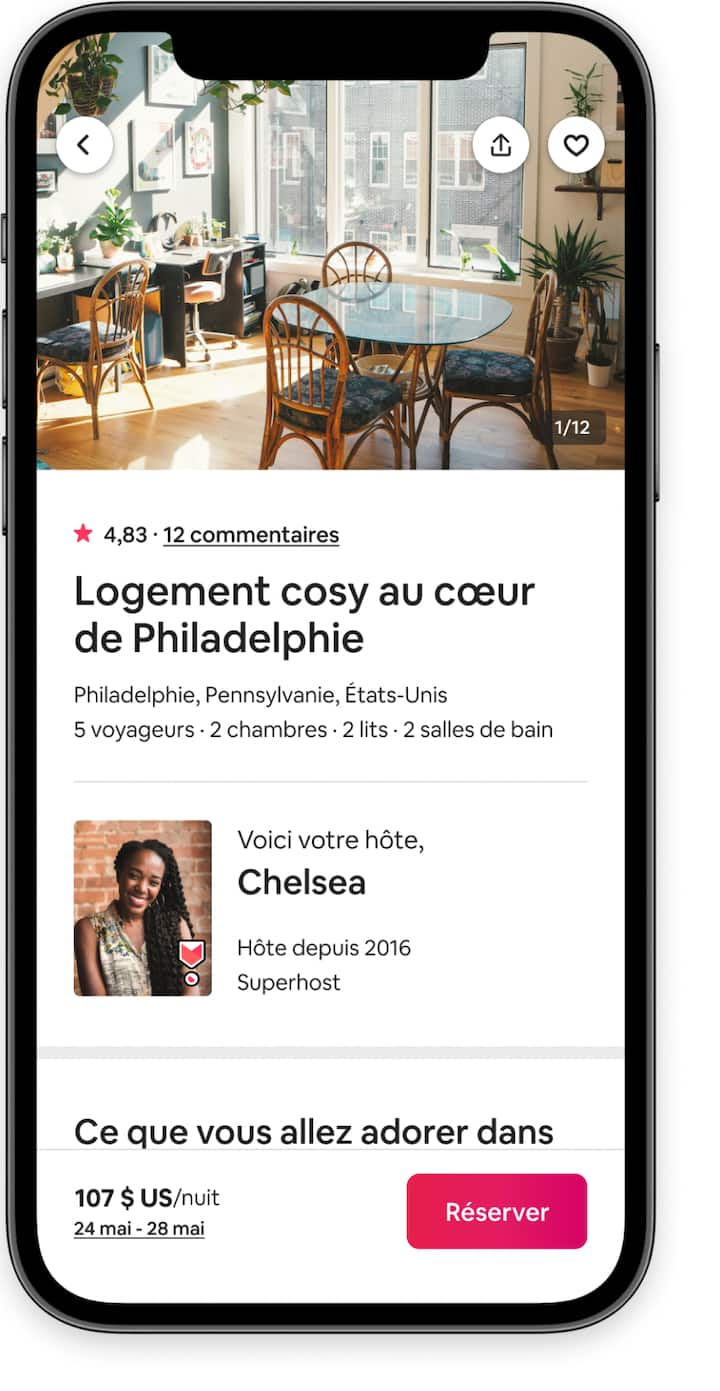 Un écran de paiement pour les voyageurs dans l'application Airbnb avec une photo d'une cuisine, des informations sur l'hôte et un bouton « Réserver ».