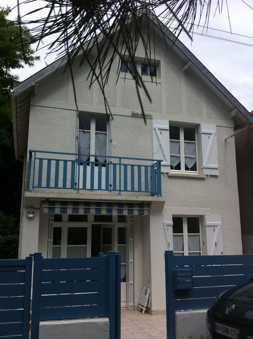Maison depuis la rue tranquille, en sens unique à 3 minutes de la plage.