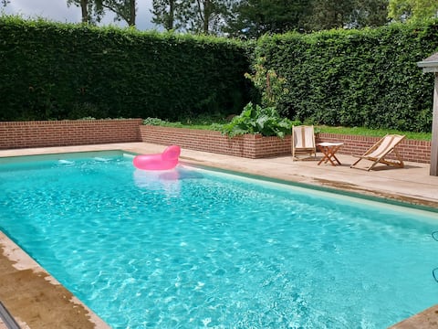 Joli cottage à la campagne avec piscine chauffée.