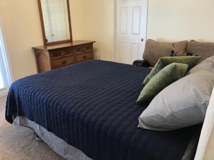 Zweites Schlafzimmer mit Queensize-Bett, Lieblingssitz und reichlich Schrank- und Schublade.