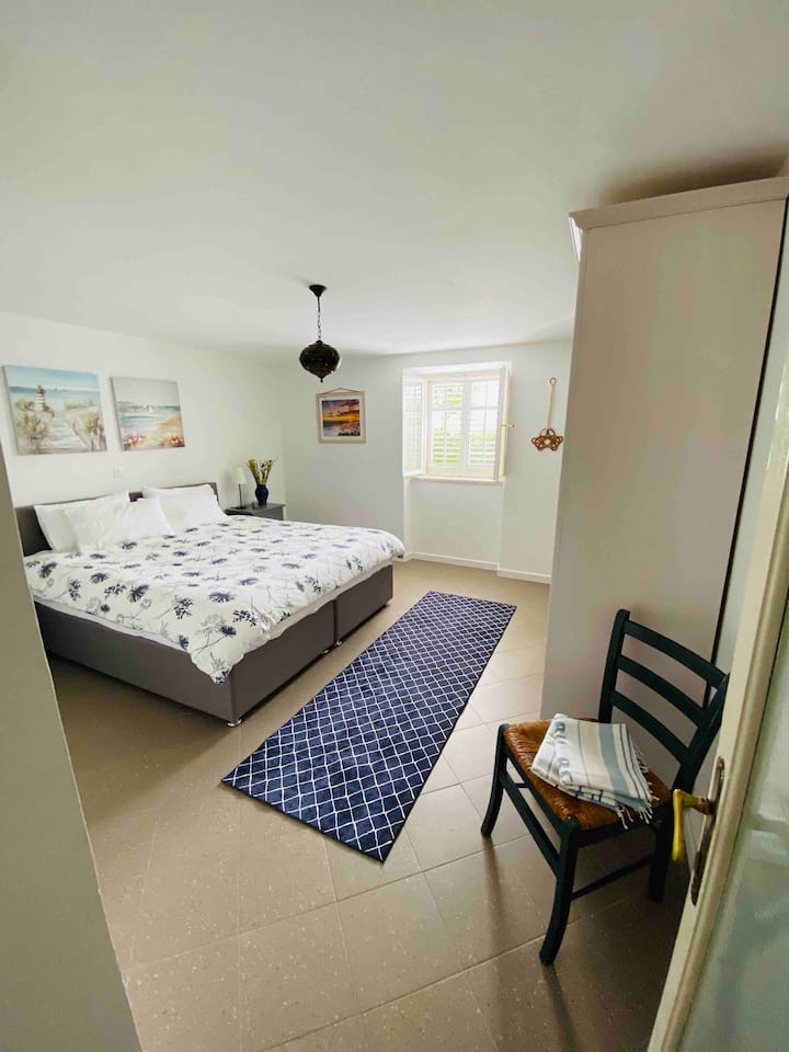 Спалня с ново двойно легло и матрак, голям гардероб и прозорец с южно изложение към градината.