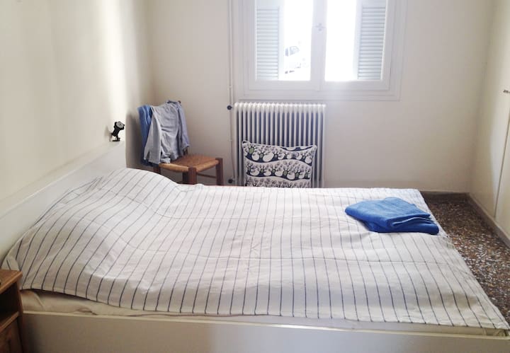 El dormitorio principal tiene una gran cama doble.