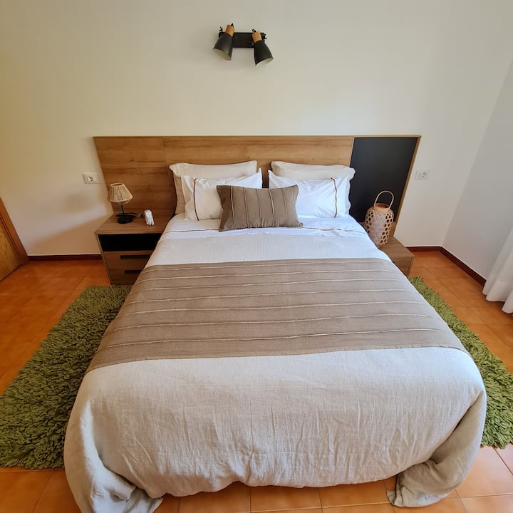 เตียงคู่ห้องนอน 150 ซม. พร้อมวิวสวนพร้อมต้นไม้ผลไม้