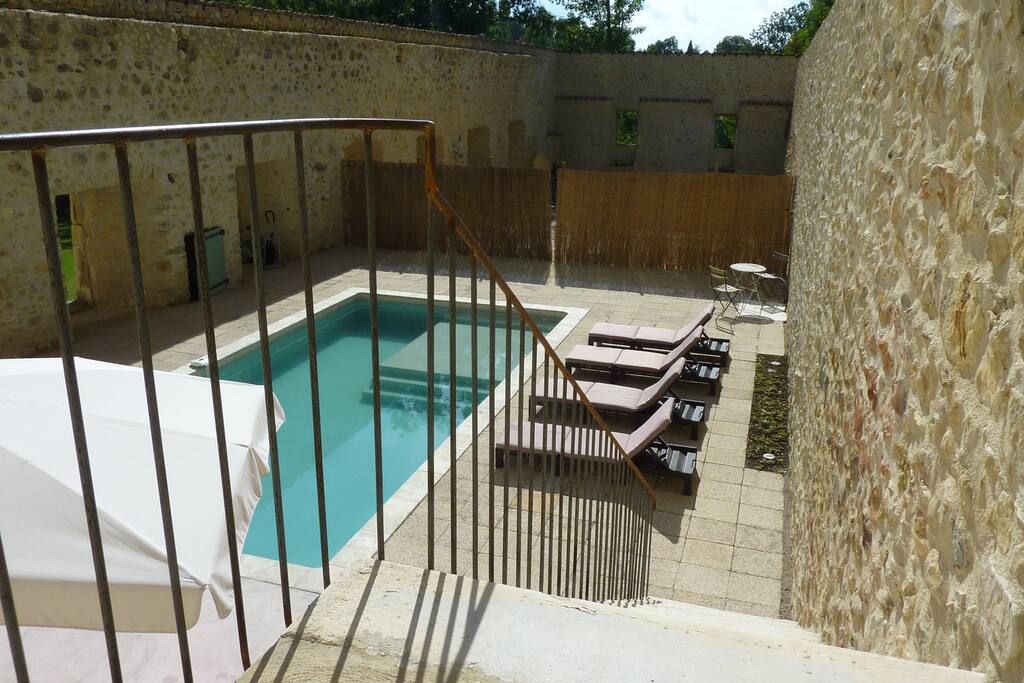 L' accès de la cour de l'Arrondi vers l' espace piscine