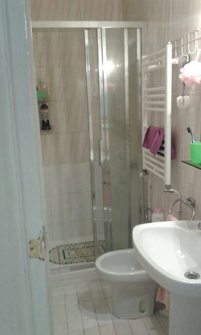 Ducha bidet y lavabo el bater esta en otro apartado
