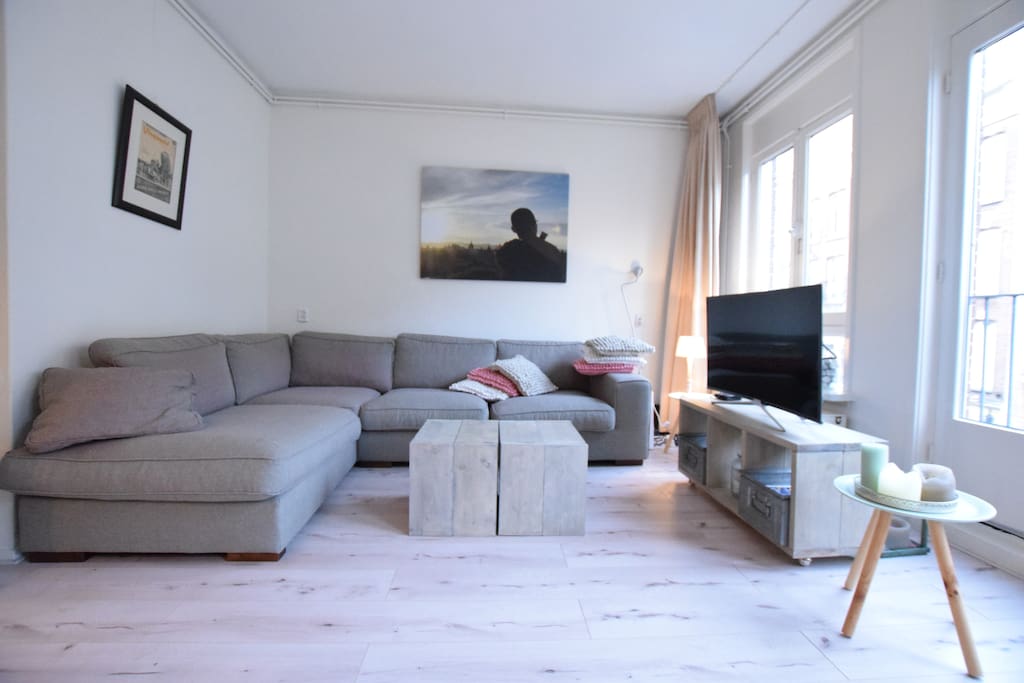 Bright living room with TV (i.a. netflix)