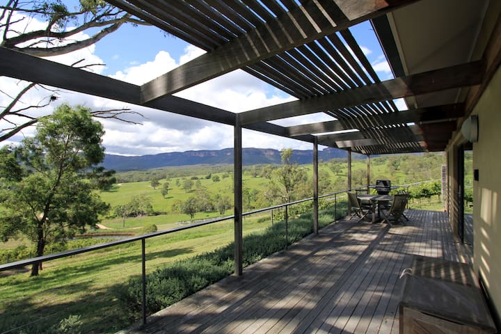 Spectacular vineyard lodge with views!