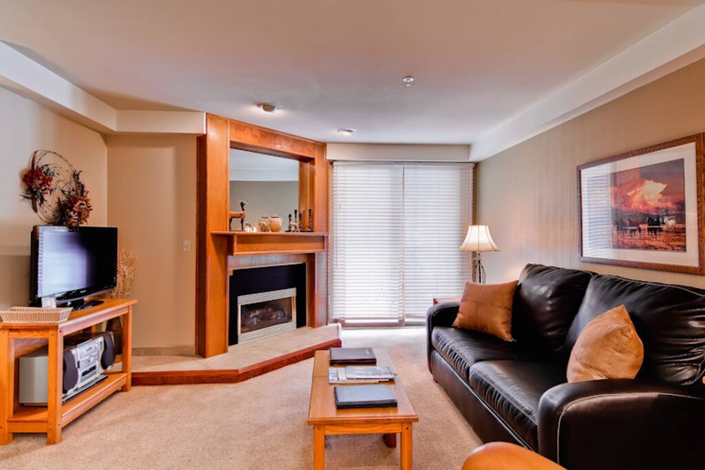 Couch,Furniture,Fireplace,Hearth,Flower Arrangement