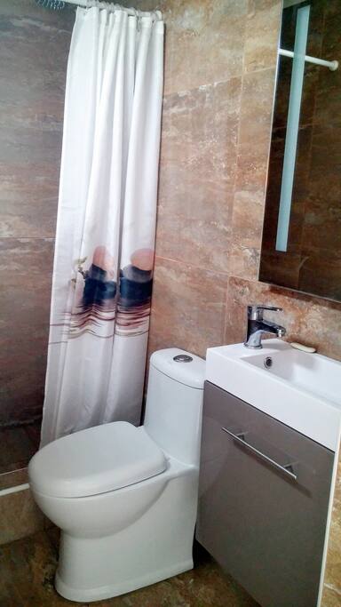 Cuarto de baño compartido (con papel higiénico)